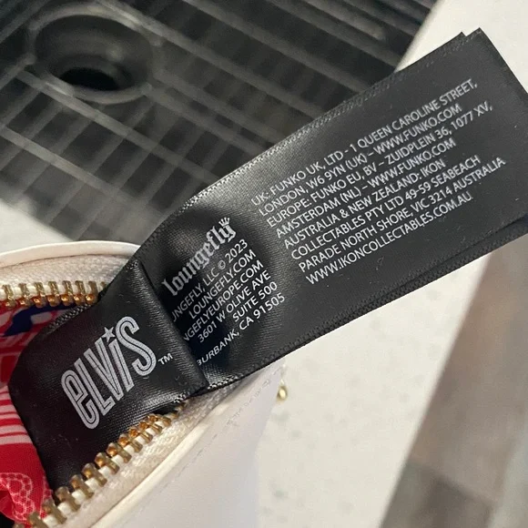 Stylish White Shoulder Bag with Red and Blue Design - Picture 3 of 13